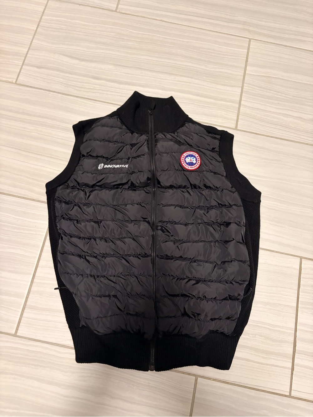 Canada Goose Men’s Black Hybrdige Quilted Vest - Has a company logo